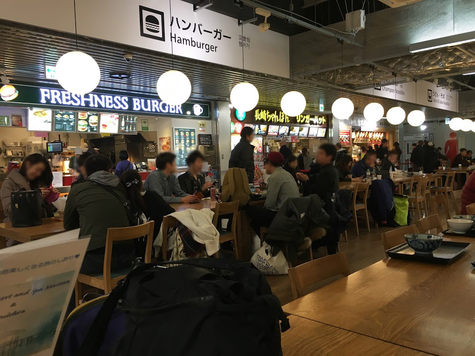 成田空港第三ターミナルのフードコートでの食事